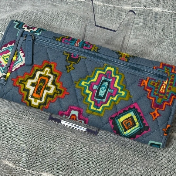 Vera Bradley Painted Medallions Pattern Fall 2017 Tri Fold Magnetic Closure NWOT - Picture 11 of 12